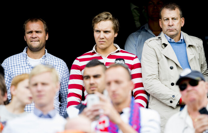 Hans Erik Ødegaard (t.v) er her på tribunen på Ullevål stadion under en treningskamp mellom Vålerenga og Real Madrid i 2015. Fotballagent Tore Pedersen til høyre i bildet. Hans Erik Ødegaard (t.v) er her på tribunen på Ullevål stadion under en treningskamp mellom Vålerenga og Real Madrid i 2015. Fotballagent Tore Pedersen til høyre i bildet.