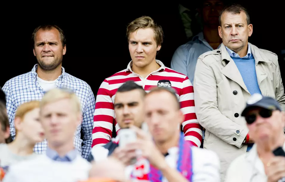 Hans Erik Ødegaard (t.v) er her på tribunen på Ullevål stadion under en treningskamp mellom Vålerenga og Real Madrid i 2015. Fotballagent Tore Pedersen til høyre i bildet.
