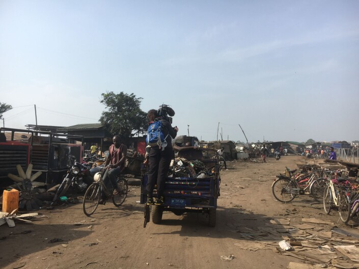 NRKs Anette Berentsen filmer i Agbogbloshie i Ghana. NRKs Anette Berentsen filmer i Agbogbloshie i Ghana.
