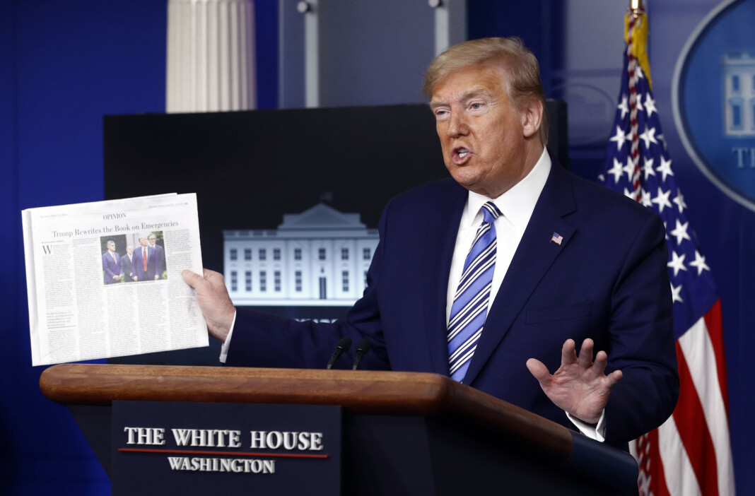 President Donald Trump hadde høytlesning fra en avisartikkel som roste hans innsats under koronakrisen. President Donald Trump hadde høytlesning fra en avisartikkel som roste hans innsats under koronakrisen.