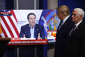 Visepresident Mike Pence og president Donald Trump viste under pressebrifingen søndag fram et videoklipp hvor New York-guvernør Andrew Cuomo skrøt av presidenten. Visepresident Mike Pence og president Donald Trump viste under pressebrifingen søndag fram et videoklipp hvor New York-guvernør Andrew Cuomo skrøt av presidenten.