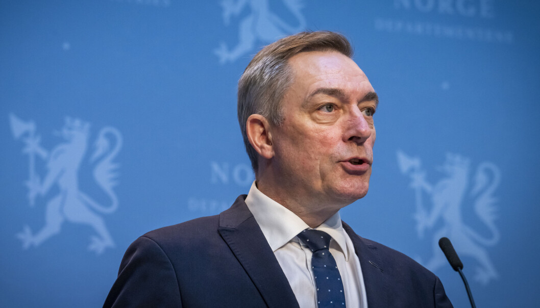 Forsvarsminister Frank Bakke-Jensen (H) la fram et omstridt forslag til ny etterretningstjenestelov onsdag. Han avviser at det vil føre til masseovervåking. Forsvarsminister Frank Bakke-Jensen (H) la fram et omstridt forslag til ny etterretningstjenestelov onsdag. Han avviser at det vil føre til masseovervåking.
