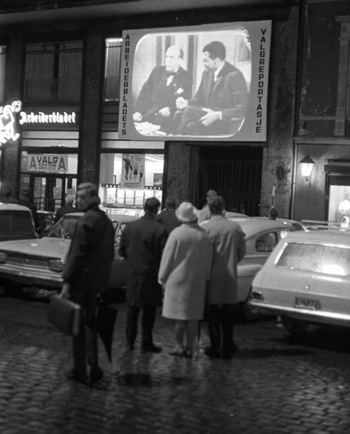 ETT FOLK: Her ser vi et bilde tatt av Dagbladets fotograf, Odd Wentzel. Året er 1967 og Arbeiderbladet hadde satt opp en stor fjernsynsskjerm på Youngstorget for å vise bilder fra kommunevalget. Bildet har selvsagt ingenting med noen av sakene våre å gjøre, det skulle tatt seg ut, men bildet er fint da. I skumle pressetider som dette. ETT FOLK: Her ser vi et bilde tatt av Dagbladets fotograf, Odd Wentzel. Året er 1967 og Arbeiderbladet hadde satt opp en stor fjernsynsskjerm på Youngstorget for å vise bilder fra kommunevalget. Bildet har selvsagt ingenting med noen av sakene våre å gjøre, det skulle tatt seg ut, men bildet er fint da. I skumle pressetider som dette.