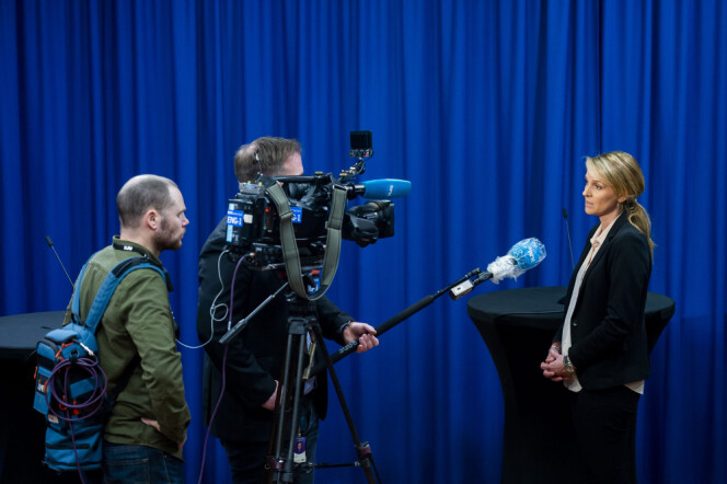 NRK-fotograf Lars Thomas Nordby og reporter Joakim Reigstad i intervju med avdelingsdirektør i Folkehelseinstituttet, Line Vold, etter en pressekonferanseom koronasituasjonen i mars.