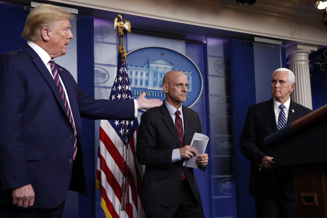 President Donald Trump overlot fredagens pressebrifing til visepresident Mike Pence og Stephen Hahn hos det amerikanske mattilsynet (FDA). President Donald Trump overlot fredagens pressebrifing til visepresident Mike Pence og Stephen Hahn hos det amerikanske mattilsynet (FDA).