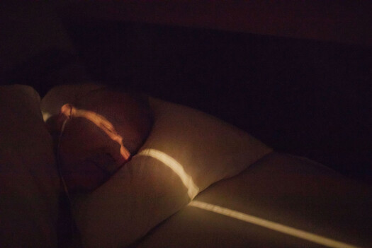 «Pappa sover». «Pappa sover».