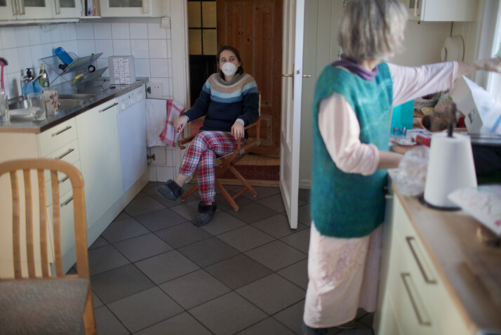 «Da jeg ikke får lov til å sitte ved middagsbordet mens jeg er i karantene, er jeg tildelt en stol én meter unna foreldrene mine». «Da jeg ikke får lov til å sitte ved middagsbordet mens jeg er i karantene, er jeg tildelt en stol én meter unna foreldrene mine».