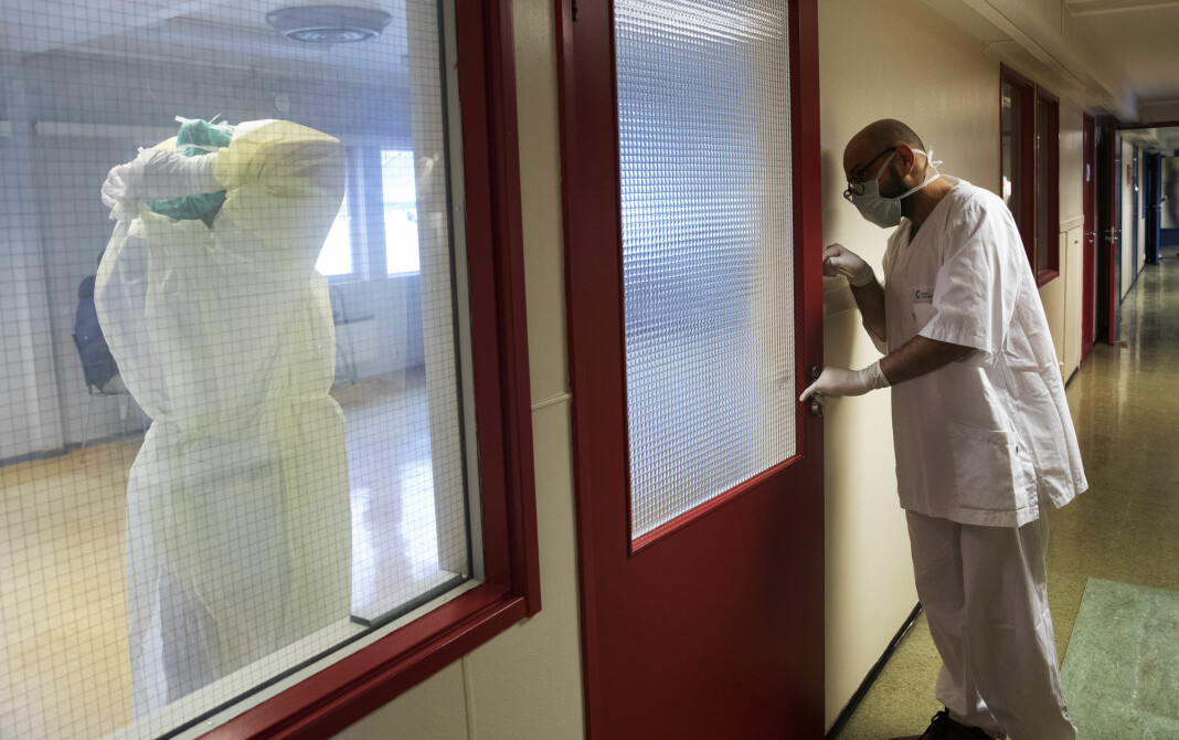 De regionale helseforetakene åpner gradvis opp helsevesenet for pressedekning av koronasaker. Her ser vi bioingeniør Hassan Alhassani, som venter på en ny koronaprøve fra en av de ansatte ved Ullevål sykehus.