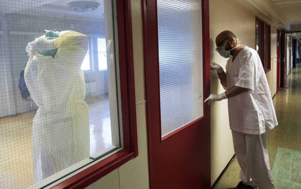 De regionale helseforetakene åpner gradvis opp helsevesenet for pressedekning av koronasaker. Her ser vi bioingeniør Hassan Alhassani, som venter på en ny koronaprøve fra en av de ansatte ved Ullevål sykehus.