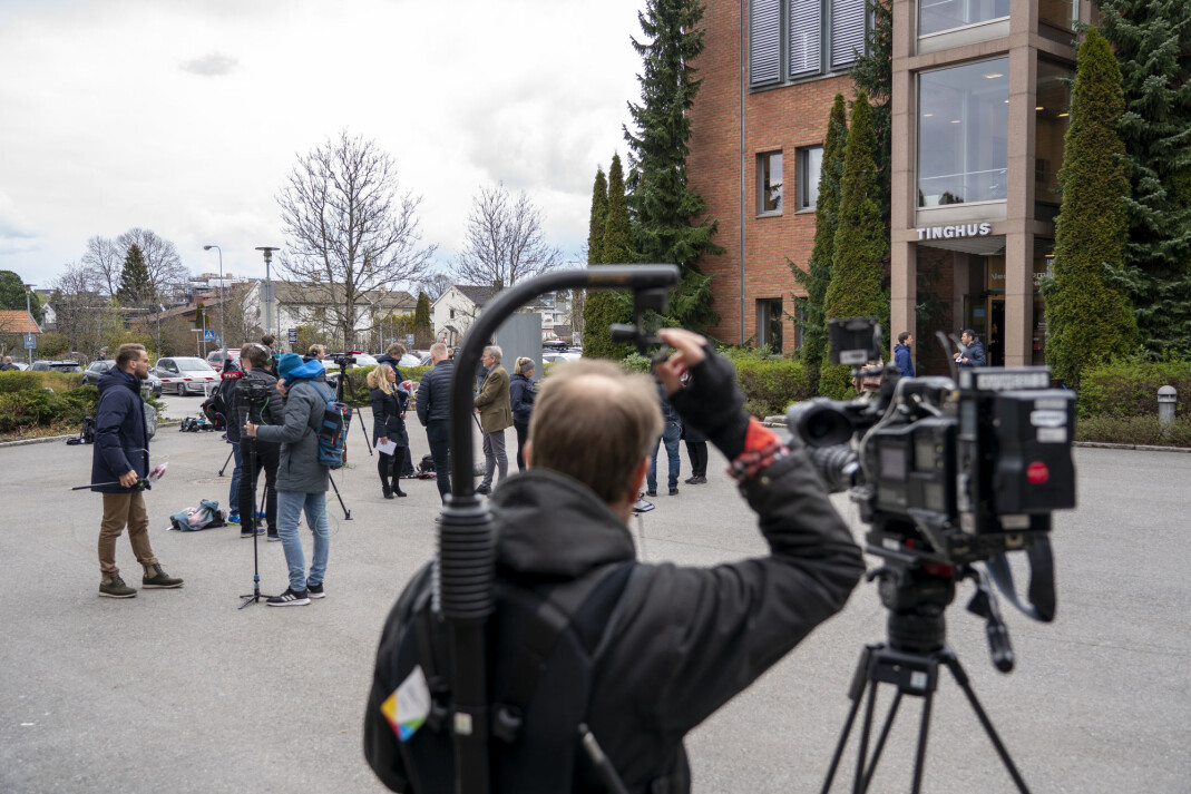Fotografer og reportere samlet foran tinghuset i Lillestrøm Fotografer og reportere samlet foran tinghuset i Lillestrøm