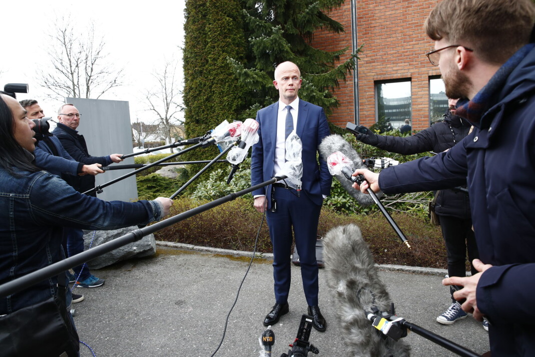 Lange mikrofonstenger og plasthetter har blitt et vanlig syn etter at regjeringa oppfordra alle til å holde to meter avstand til hverandre for å unngå koronasmitte. Lange mikrofonstenger og plasthetter har blitt et vanlig syn etter at regjeringa oppfordra alle til å holde to meter avstand til hverandre for å unngå koronasmitte.