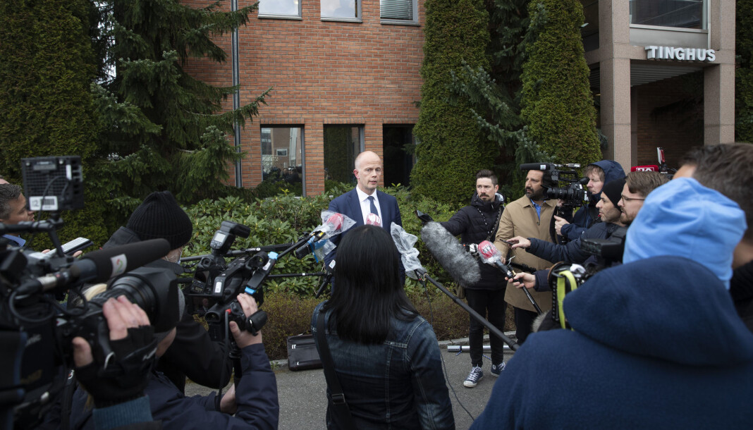 Journalistene sto tett utenfor tinghuset i Lillestrøm da de møtte forsvarer Svein Holden. Journalistene sto tett utenfor tinghuset i Lillestrøm da de møtte forsvarer Svein Holden.