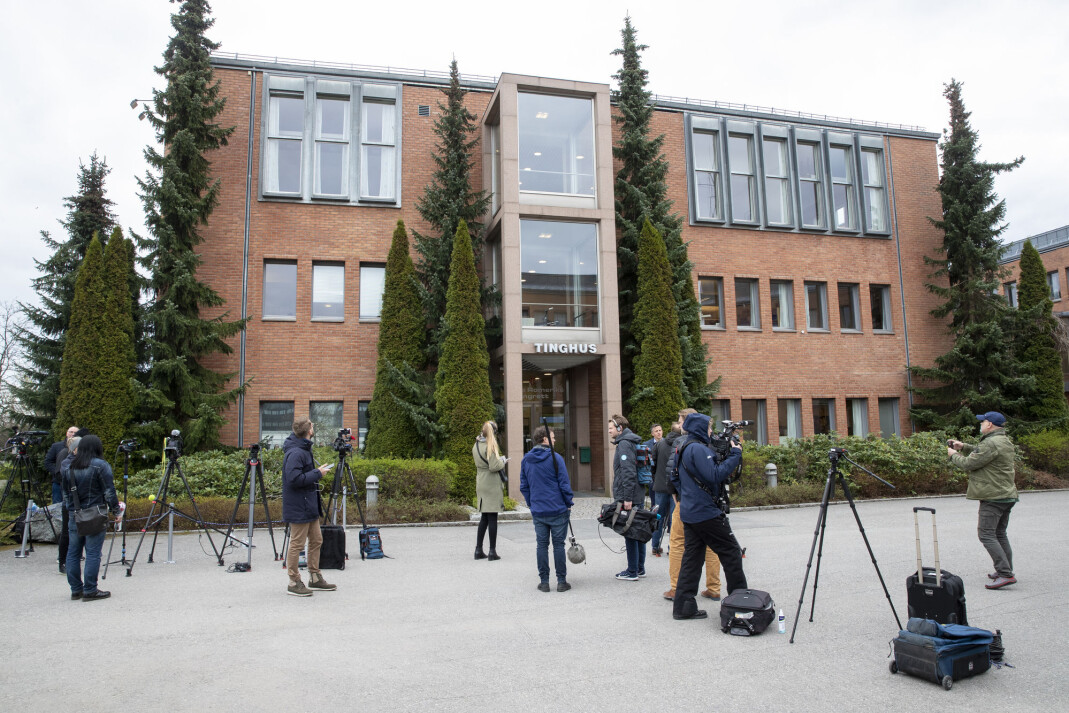 Det var tidvis mer avstand mellom journalistene og fotografene utenfor tingretten. Det var tidvis mer avstand mellom journalistene og fotografene utenfor tingretten.