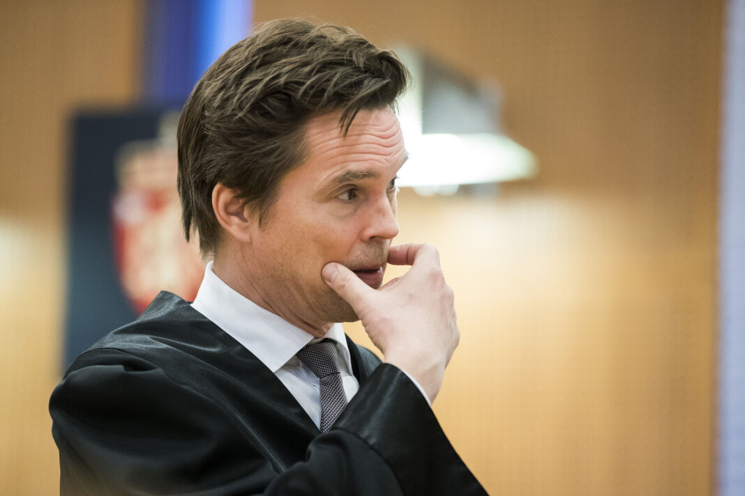 Advokat Marius Dietrichson som leder Forsvarergruppen, reagerer på hvordan mediene omtaler drapssiktede Tom Hagen. Advokat Marius Dietrichson som leder Forsvarergruppen, reagerer på hvordan mediene omtaler drapssiktede Tom Hagen.