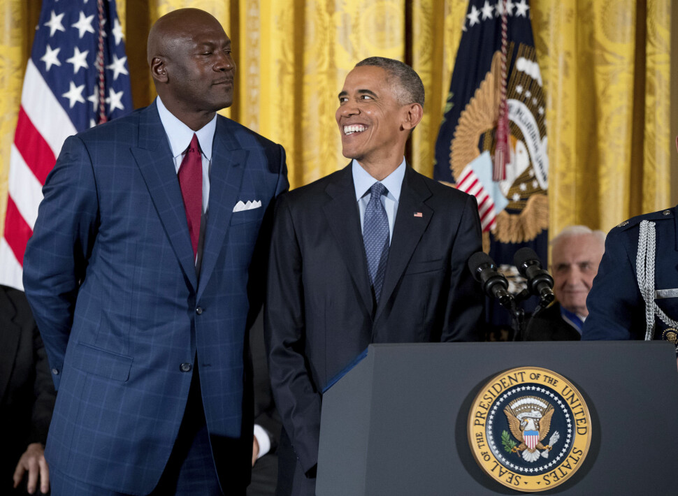 Her er Michael Jordan og Barack Obama sammen i Det hvite hus i november 2016. Den tidligere presidenten medvirker i dokumentarserien om Chicago Bulls og deres 1997/98-sesong.