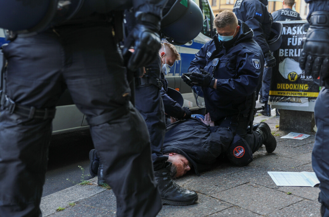 I tillegg til de tradisjonelle 1. mai-demonstrasjonene, var det flere grupperinger i Berlin som demonstrerte mot korona-tiltakene. Bildet er ikke fra angrepet på teamet til ZDF. I tillegg til de tradisjonelle 1. mai-demonstrasjonene, var det flere grupperinger i Berlin som demonstrerte mot korona-tiltakene. Bildet er ikke fra angrepet på teamet til ZDF.