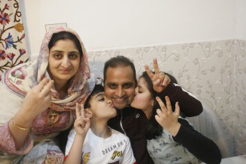 Associated Press-fotograf Mukhtar Khan feirer med familien etter at han vant Pulitzer-pris mandag. Associated Press-fotograf Mukhtar Khan feirer med familien etter at han vant Pulitzer-pris mandag.