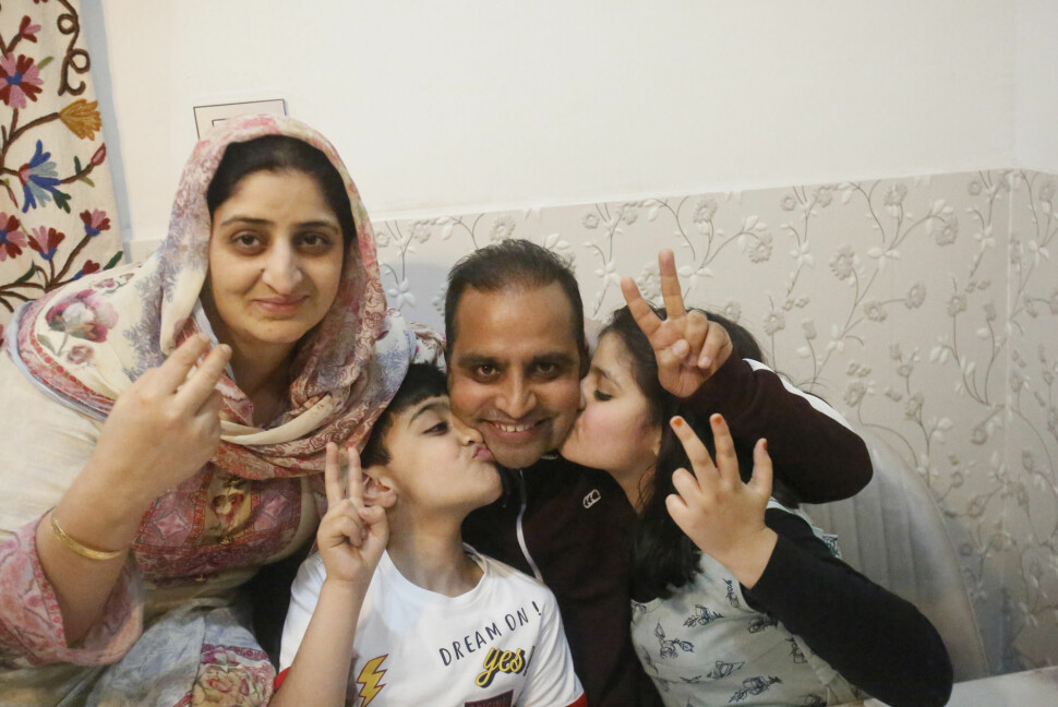 Associated Press-fotograf Mukhtar Khan feirer med familien etter at han vant Pulitzer-pris mandag.