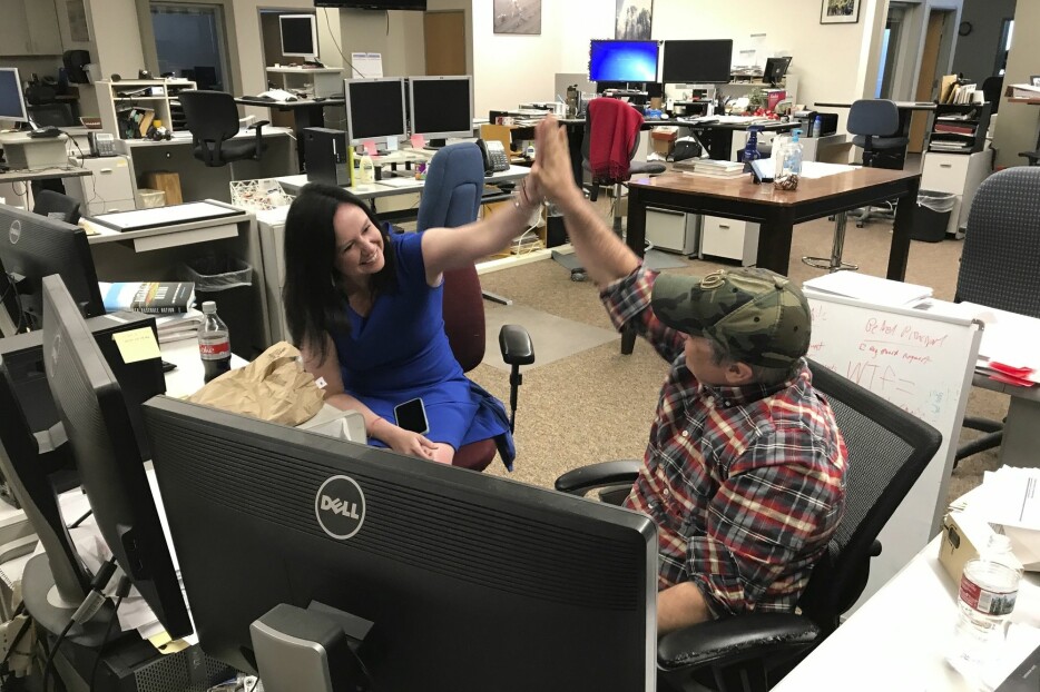 Anchorage Daily News-reporter Kyle Hopkins får nyheten om at avisen har vunnet en Pulitzer-pris. Her sammen med sin kone Rebecca Palsha.