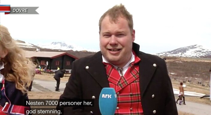 Pål Plassen skulle rapportere fra 17. mai-feiringa fra Dovrefjell i 2014. Det ble en kald opplevelse. Pål Plassen skulle rapportere fra 17. mai-feiringa fra Dovrefjell i 2014. Det ble en kald opplevelse.