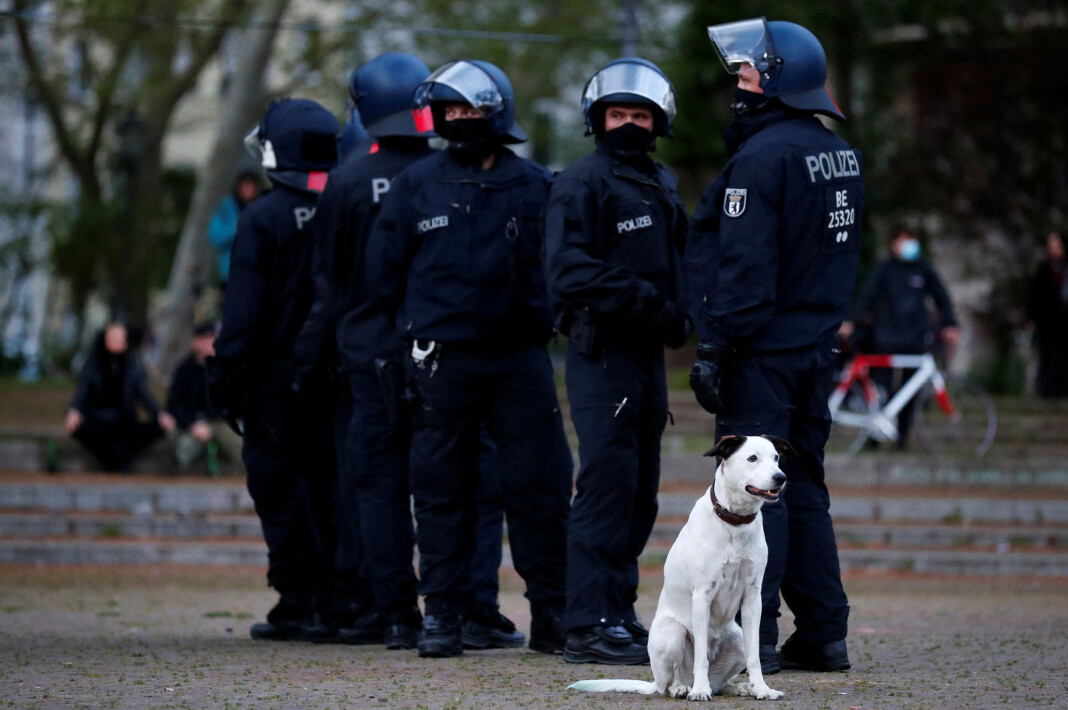 Politi på plass ute i Berlins gater for å overvåke 1. mai-demonstrasjoner. Politi på plass ute i Berlins gater for å overvåke 1. mai-demonstrasjoner.