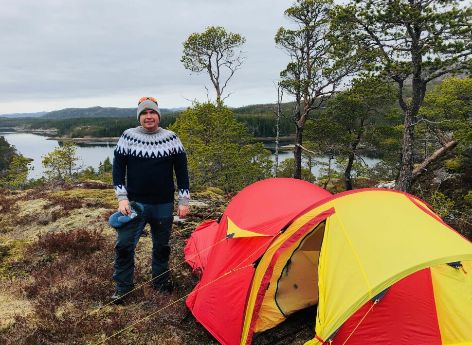 – Jeg har jo fått denne svulsten uansett om jeg er sur eller glad, sier NRK-journalist og naturelsker Kjartan Trana om å leve med dødelig hjernekreft. Her fra første telttur etter sykehusoppholdet.