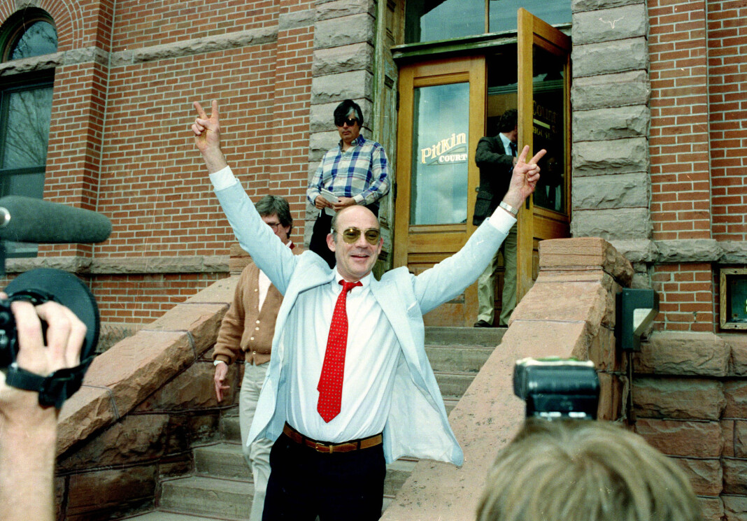 Hunter S. Thompson på vei ut av retten 22. mai 1990. Han var siktet for blant annet besittelse av narkotika og sprengstoff. Hunter S. Thompson på vei ut av retten 22. mai 1990. Han var siktet for blant annet besittelse av narkotika og sprengstoff.