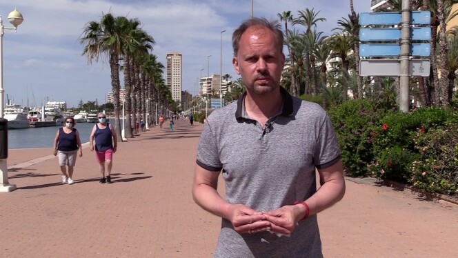 – Jeg opplever at det handlet om smittevern og ikke at det var noe forsøk på å begrense pressefriheten, sier NRKs Europa-korrespondent Philip Lote om den lange ventetida for å kunne dekke koronakrisa i Spania. Her fra promenaden i Alicante i Spania i starten av mai.