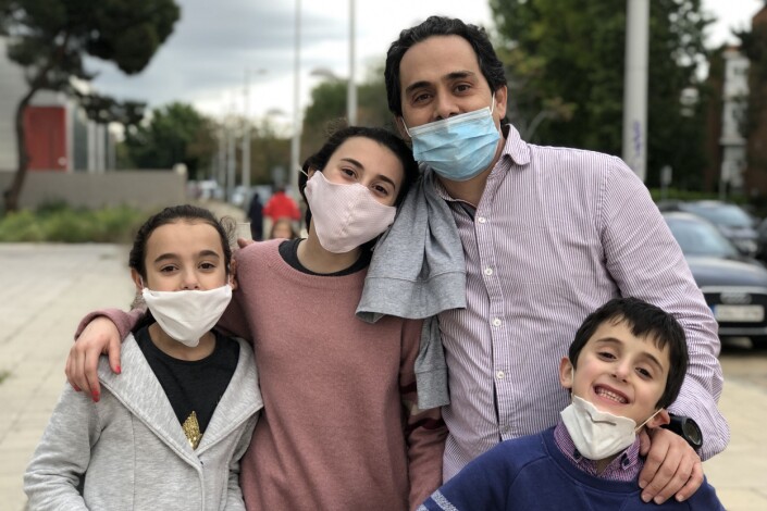 Denne Madrid-familien kom på Dagsrevyen da Lote laget reportasje om at karantenen ble opphevet etter sju uker. Denne Madrid-familien kom på Dagsrevyen da Lote laget reportasje om at karantenen ble opphevet etter sju uker.