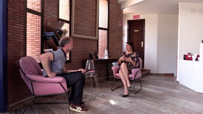 Da Lote til slutt slapp inn, laget han blant annet saker om turistnæringen i Spania. Her intervjuer han Victoria Puche, direktør for hotellforeningen i Alicante. Da Lote til slutt slapp inn, laget han blant annet saker om turistnæringen i Spania. Her intervjuer han Victoria Puche, direktør for hotellforeningen i Alicante.