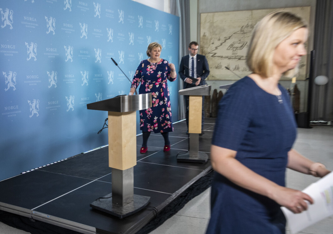 Pressekonferanse med regjeringen: På bildet statsminister Erna Solberg (midten), barne- og familieminister Kjell Ingolf Ropstad (bak) og kunnskaps- og integreringsminister Guri Melby. Pressekonferanse med regjeringen: På bildet statsminister Erna Solberg (midten), barne- og familieminister Kjell Ingolf Ropstad (bak) og kunnskaps- og integreringsminister Guri Melby.