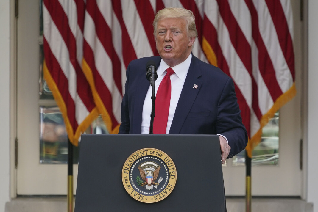 President Donald Trump truer med å stenge sosiale medier som Twitter. President Donald Trump truer med å stenge sosiale medier som Twitter.