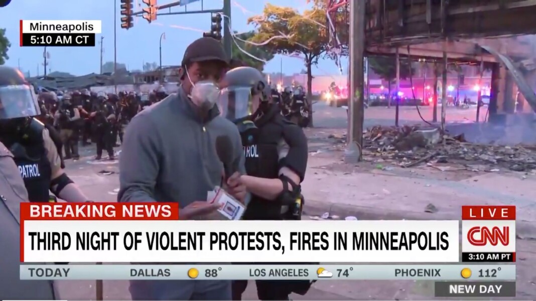 Her blir CNN-reporter Omar Jimenez pågrepet av politiet. Her blir CNN-reporter Omar Jimenez pågrepet av politiet.