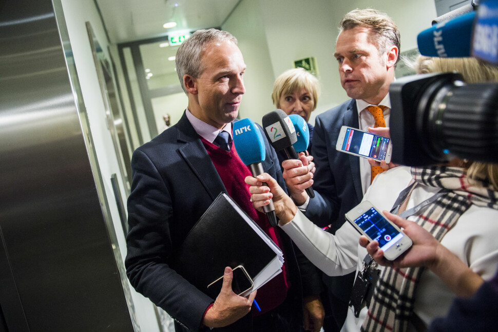 TV 2-reporter Kjetil Løset (med oransje slips) intervjuer KrFs Hans Olav Syversen under budsjettforhandlinger på Stortinget i 2015.