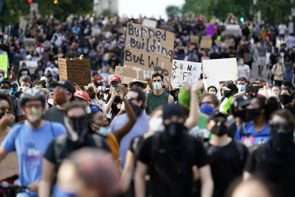 Demonstranter i Washingtons gater fredag.