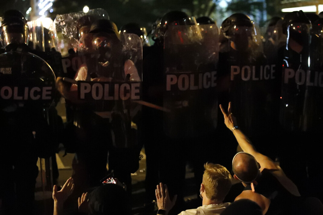 Journalister har blitt angrepet av demonstranter og politi i forbindelse med opptøyene i flere amerikanske byer. Journalister har blitt angrepet av demonstranter og politi i forbindelse med opptøyene i flere amerikanske byer.