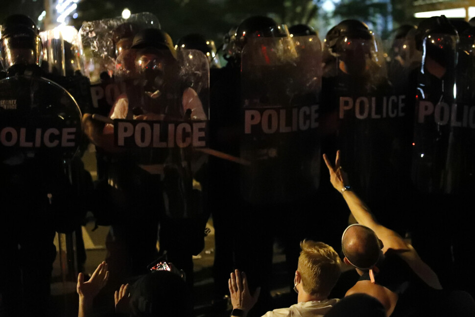 Journalister har blitt angrepet av demonstranter og politi i forbindelse med opptøyene i flere amerikanske byer.