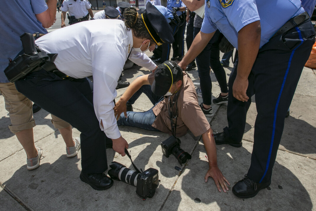 Politisjef Danielle Outlaw (t.v.) ser til AP-fotograf Matt Rourke etter at han ble angrepet av en tilfeldig forbipasserende i Philadelphia torsdag. Politisjef Danielle Outlaw (t.v.) ser til AP-fotograf Matt Rourke etter at han ble angrepet av en tilfeldig forbipasserende i Philadelphia torsdag.