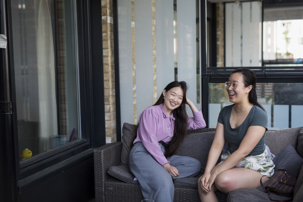Maria Sung Ae Lervik og Xueqi Pang fikk kontakt via Facebook, og ble enige om å starte «Nettverk for øst-asiater i mediebransjen». De ønsker at flere minoriteter får plass i mediene. Maria Sung Ae Lervik og Xueqi Pang fikk kontakt via Facebook, og ble enige om å starte «Nettverk for øst-asiater i mediebransjen». De ønsker at flere minoriteter får plass i mediene.
