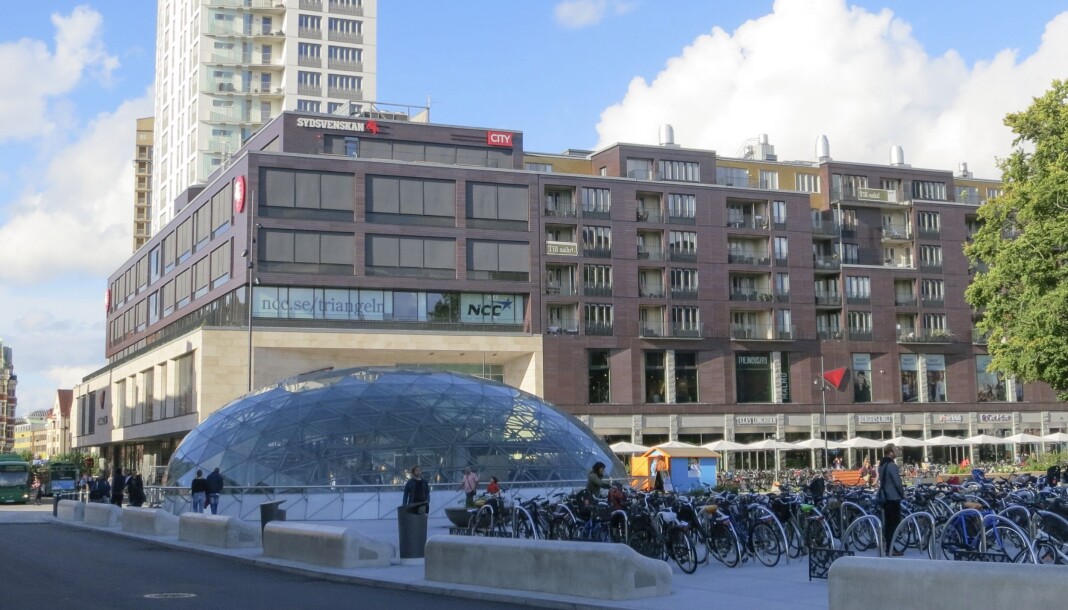 Den svenske lederskribenten fikk redaktøren på nakken etter privat tvitring. Den svenske lederskribenten fikk redaktøren på nakken etter privat tvitring.