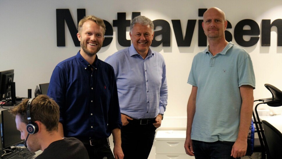 Sjefredaktør Gunnar Stavrum med Halvor Ripegutu (t.v.) og Stian Guldhaug i Nettavisens redaksjonslokaler mandag formiddag.
