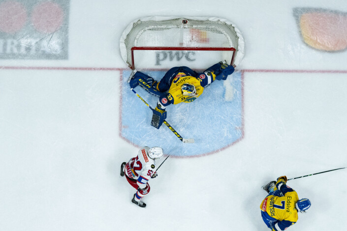 Storhamarkeeper Luka Gracnar med en redning under eliteseriekampen i ishockey mellom Storhamar og Vålerenga. Storhamarkeeper Luka Gracnar med en redning under eliteseriekampen i ishockey mellom Storhamar og Vålerenga.