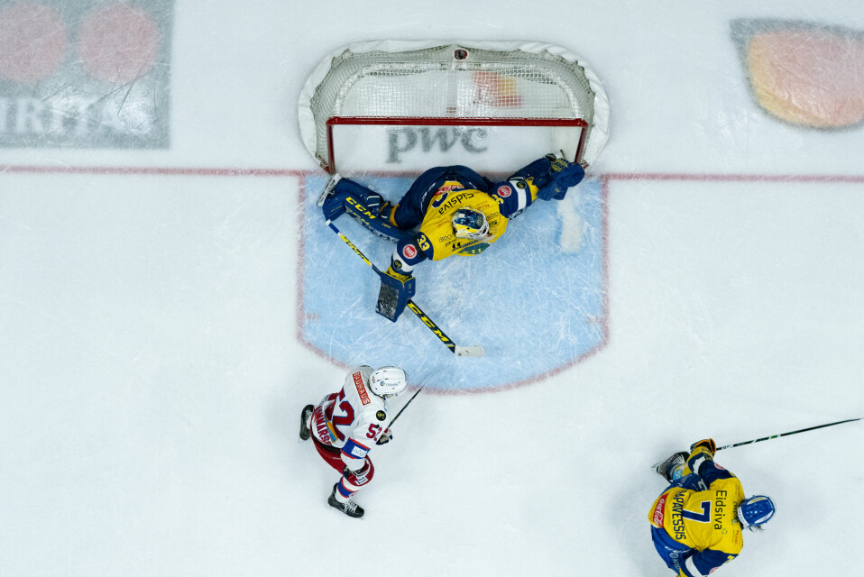 Storhamarkeeper Luka Gracnar med en redning under eliteseriekampen i ishockey mellom Storhamar og Vålerenga.