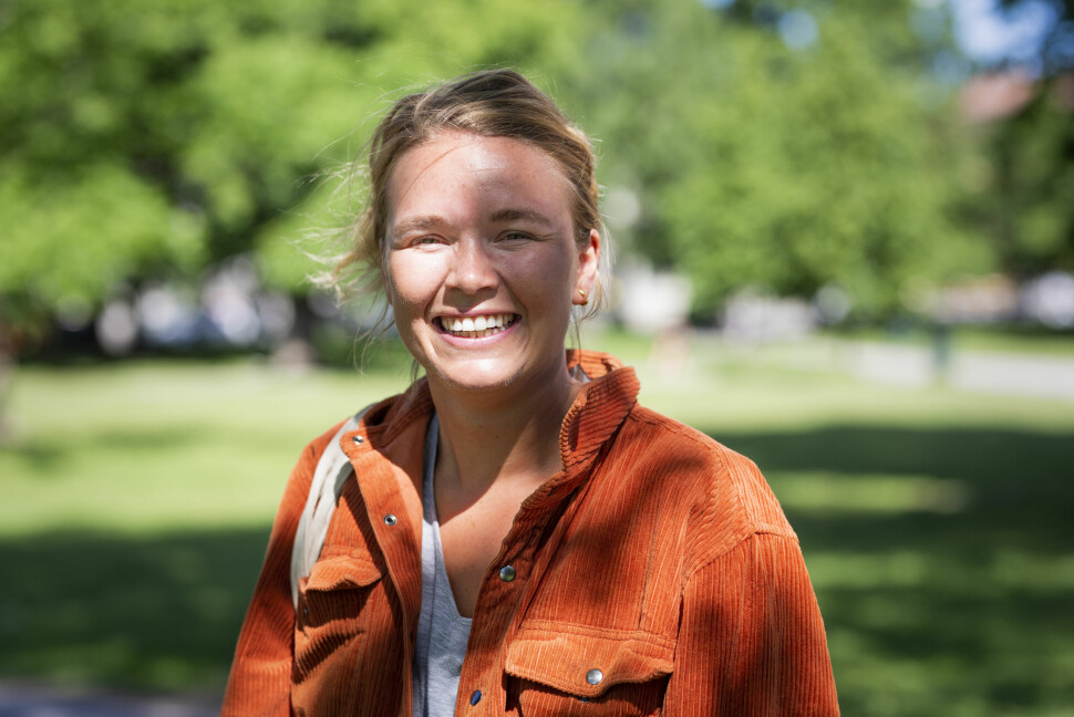 – Hele livet blir litt midlertidig, sier Vida Lill Berge om å jobbe på kortvarige kontrakter i NRK. Hun håper NRK vil behandle vikarer og midlertidige bedre i framtida.