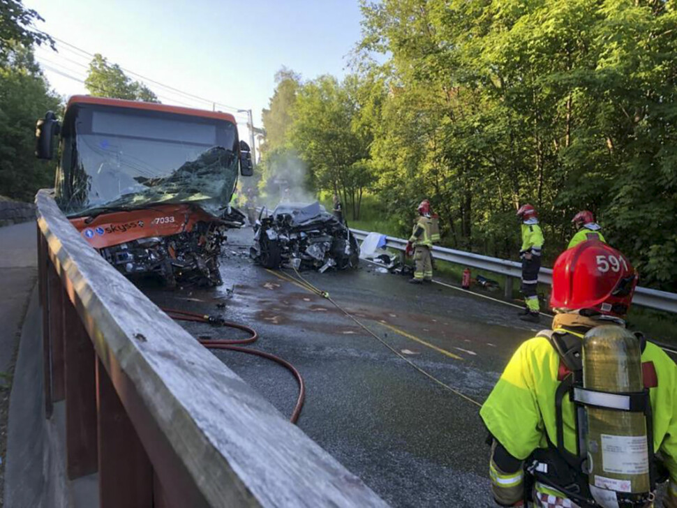 Ingen personer mistet livet i en frontkollisjon mellom en buss og en bil i Bergen tirsdag morgen. Politiet meldte feilaktig at en mann døde i ulykken.