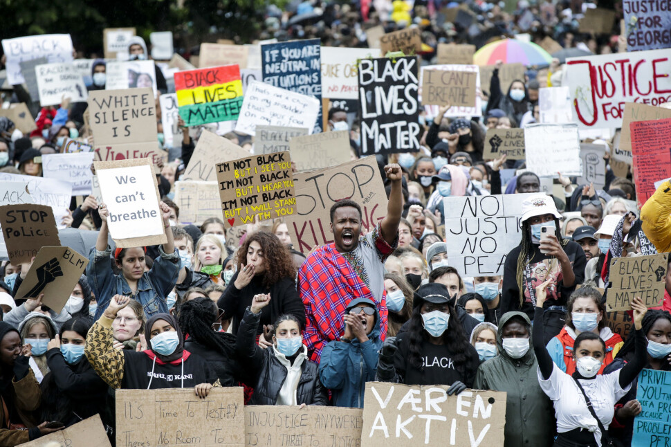 Demonstrasjonen «We can't breathe - rettferdighet for George Floyd» utenfor Stortinget i Oslo samlet tusenvis av mennesker. Demonstrasjonen «We can't breathe - rettferdighet for George Floyd» utenfor Stortinget i Oslo samlet tusenvis av mennesker.