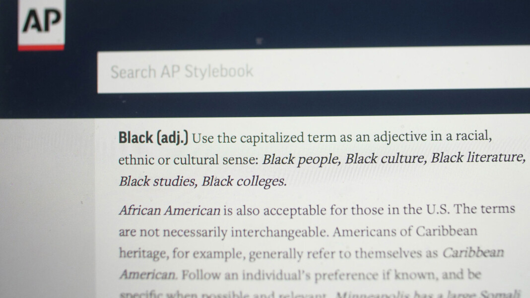 Det amerikanske nyhetsbyrået AP går over til å skrive Black (svart) med stor B når de skriver om mennesker og ikke fargen. Det amerikanske nyhetsbyrået AP går over til å skrive Black (svart) med stor B når de skriver om mennesker og ikke fargen.