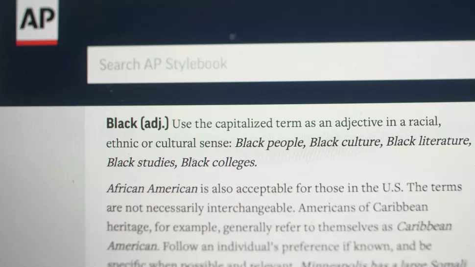 Det amerikanske nyhetsbyrået AP går over til å skrive Black (svart) med stor B når de skriver om mennesker og ikke fargen.