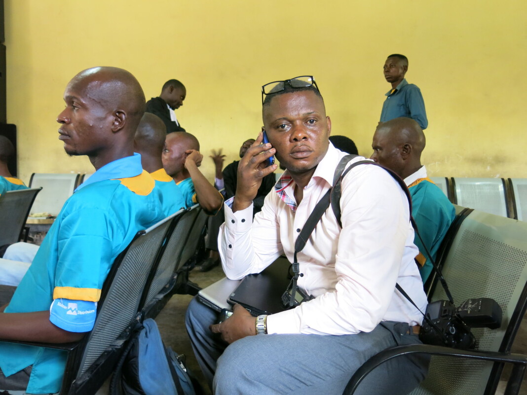John Bompengo fotografert i rettssalen da Joshua French sto tiltalt for å ha drept Tjostolv Moland i Ndolo-fengselet i Kinshasa i 2013. John Bompengo fotografert i rettssalen da Joshua French sto tiltalt for å ha drept Tjostolv Moland i Ndolo-fengselet i Kinshasa i 2013.
