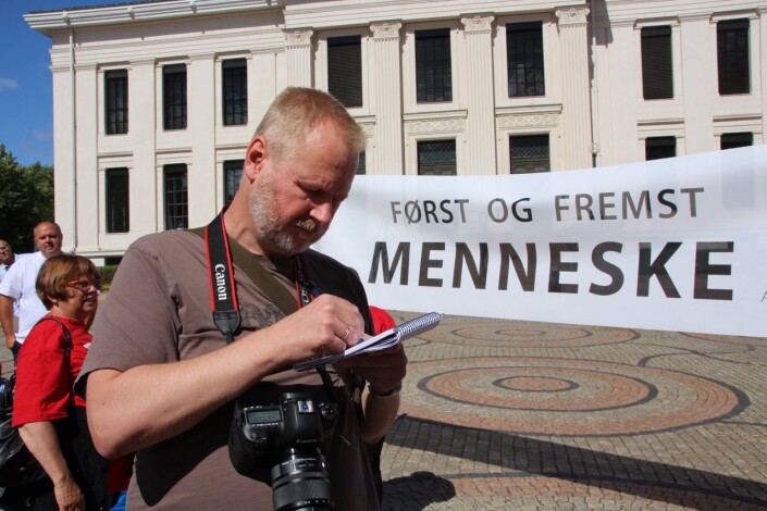Redaktør Kvistum i klassisk positur ute på jobb. Redaktør Kvistum i klassisk positur ute på jobb.
